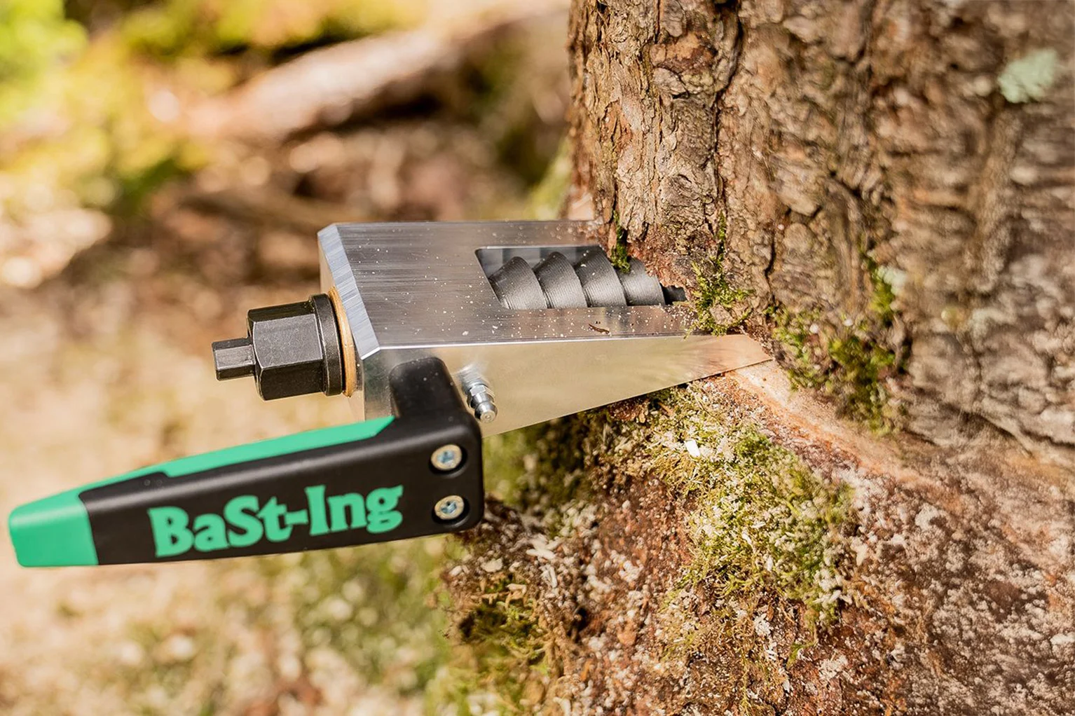 Een wig met handgreep zit in een boomstam en houdt de zaagsnede open. Het gereedschap is in het hout verankerd, waarbij de boomschors en fijne houtspaanders duidelijk zichtbaar zijn.